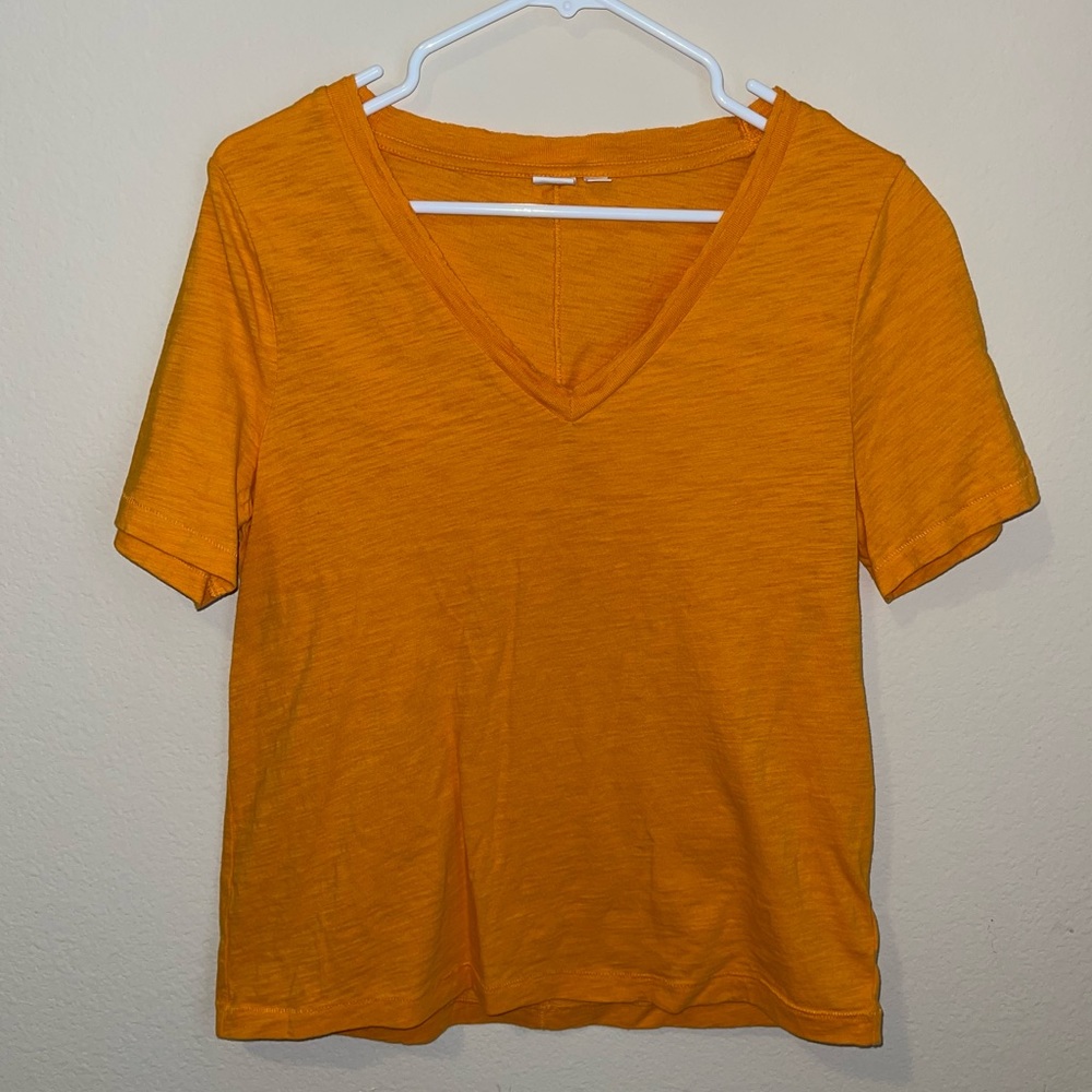 GAP orange v-neck s/s t-shirt size M